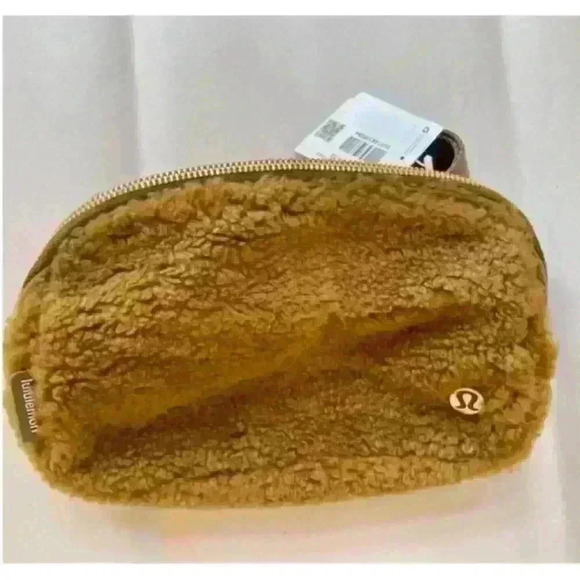 Lululemon Everywhere Fleece Belt Bag
2022 Burnt Caramel New Without Tags! - Picture 4 of 6